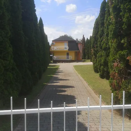 Lägenhet Berkenye Apartman